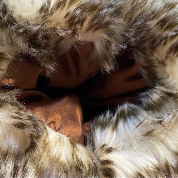 Wine bag for gift gold ribbon Faux fur fully lined great present - Picture 3 of 4